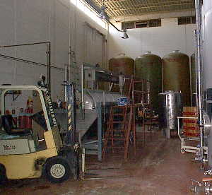 14k - Grbehlter und Traubenpresse / Fermentation Tanks and Grape Press