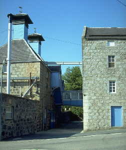 13k - Kilns mit bergang zu den Malting Floors (rechts) / Kilns with Stairway to Malting Floors