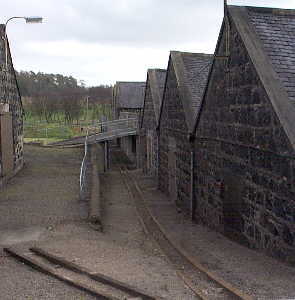 12k - Lagerhuser mit Fagleisen aus Holz / Warehouses with Wooden Rails for the Casks