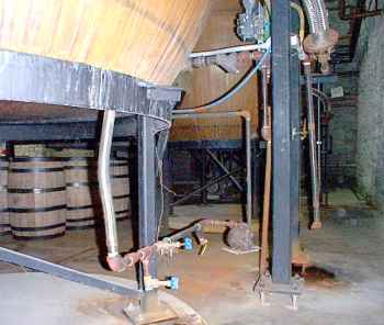 14k - Unterseite der Brennblasen / Beneath the Pot Stills